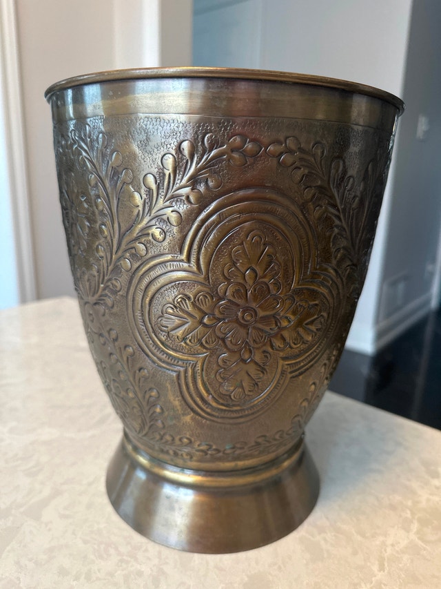 Vintage brass planter with embossed floral design - photo 3