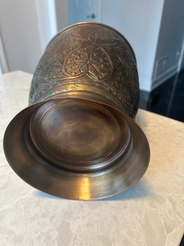 Vintage brass planter with embossed floral design - photo 5