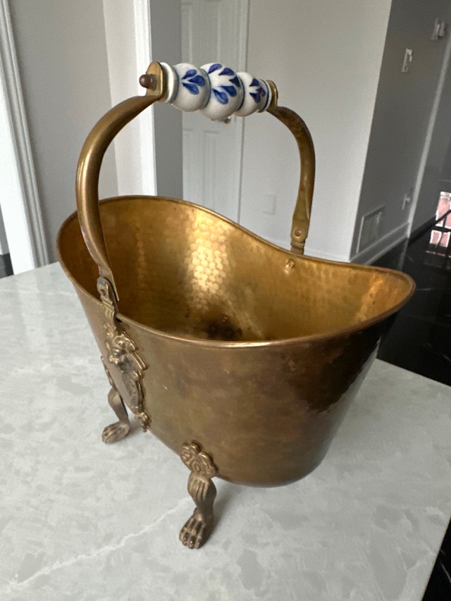 DANISH VTG BRASS BUCKET, CERAMIC HANDLE, CLAW FEET, LION HEAD. - photo 2