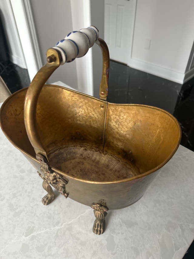 DANISH VTG BRASS BUCKET, CERAMIC HANDLE, CLAW FEET, LION HEAD. - photo 3