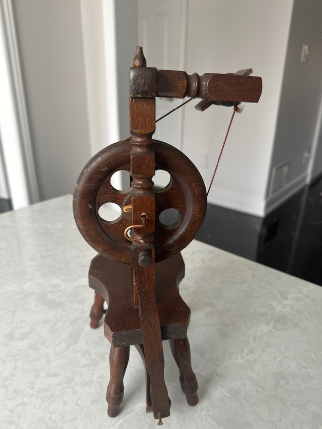 Vintage Miniature Tabletop Spinning Wheel Model - photo 2
