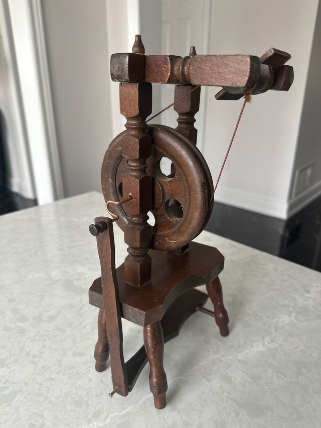 Vintage Miniature Tabletop Spinning Wheel Model - photo 3