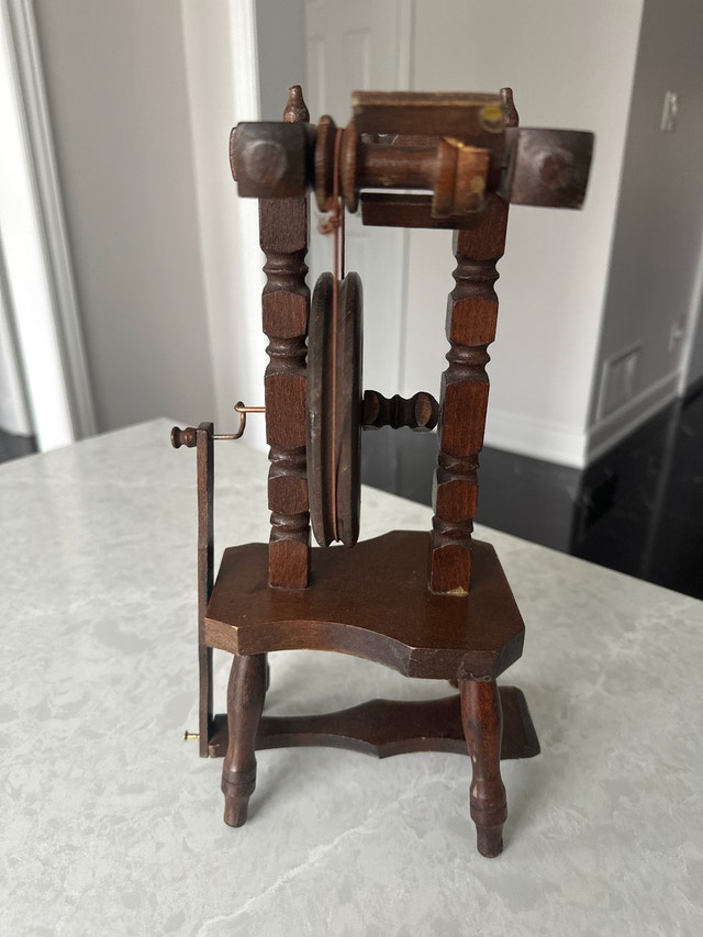 Vintage Miniature Tabletop Spinning Wheel Model - photo 4
