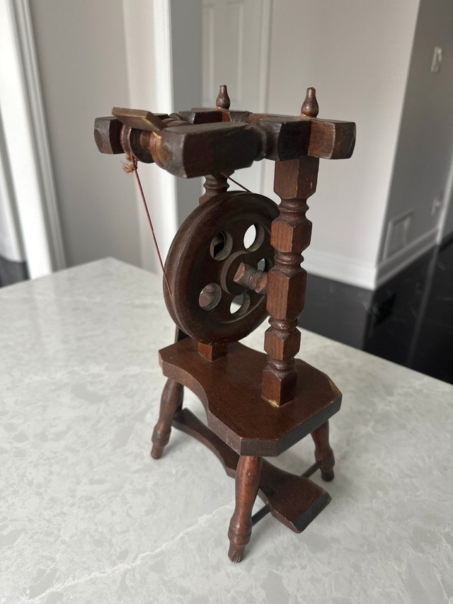 Vintage Miniature Tabletop Spinning Wheel Model - photo 5