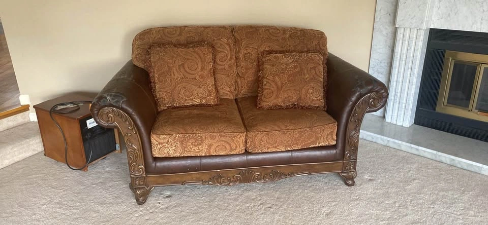 2 couches! Moving! Need them gone ! - photo 2