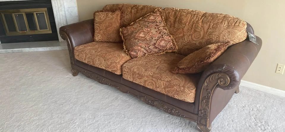 2 couches! Moving! Need them gone ! - photo 3