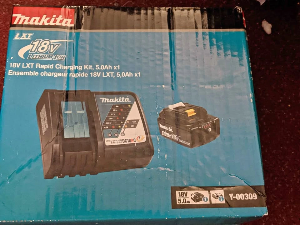 Makita DUC400 Chainsaw & 18V LXT Rapid Charging Kit