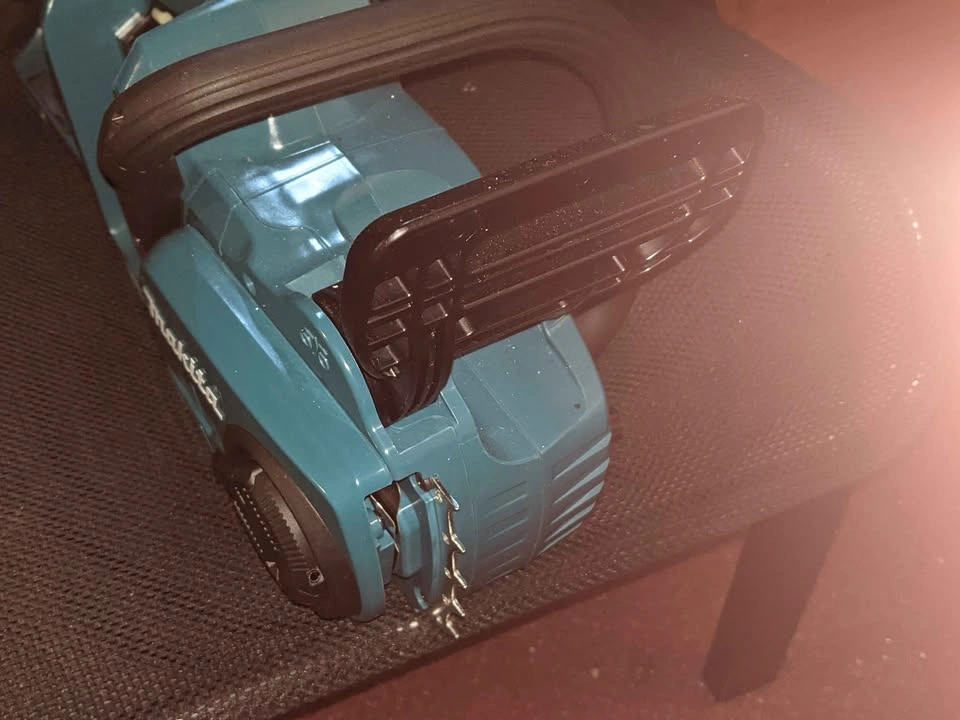 Makita DUC400 Chainsaw & 18V LXT Rapid Charging Kit - photo 2