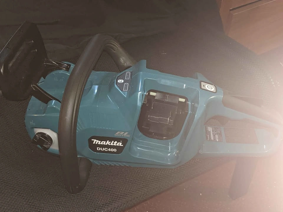 Makita DUC400 Chainsaw & 18V LXT Rapid Charging Kit - photo 3