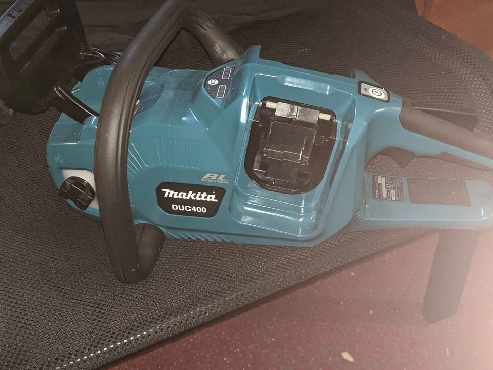 Makita DUC400 Chainsaw & 18V LXT Rapid Charging Kit - photo 4