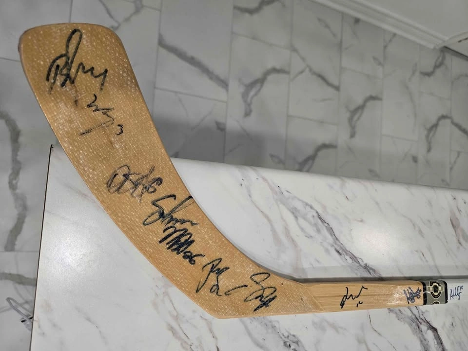 Signed Maple Leafs Hockey Stick - photo 3