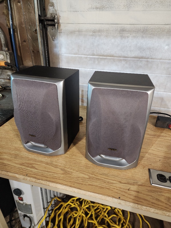 Sanyo Silver Bookshelf Speakers 25W 4 OHM SX-F190