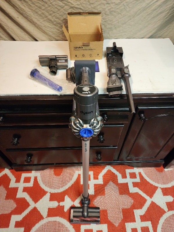 Dyson v6 SLIM Cordless Vacuum - NEW Battery