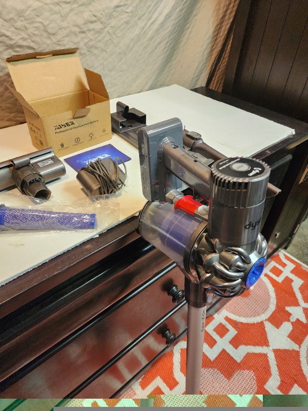 Dyson v6 SLIM Cordless Vacuum - NEW Battery - photo 4