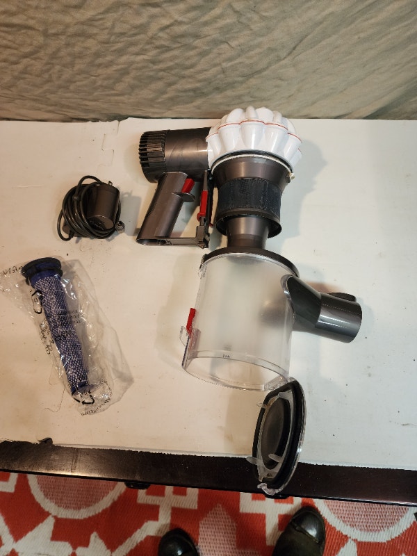 Dyson V6 Silver Vacuum Cleaner ONLY Refurbished - photo 3