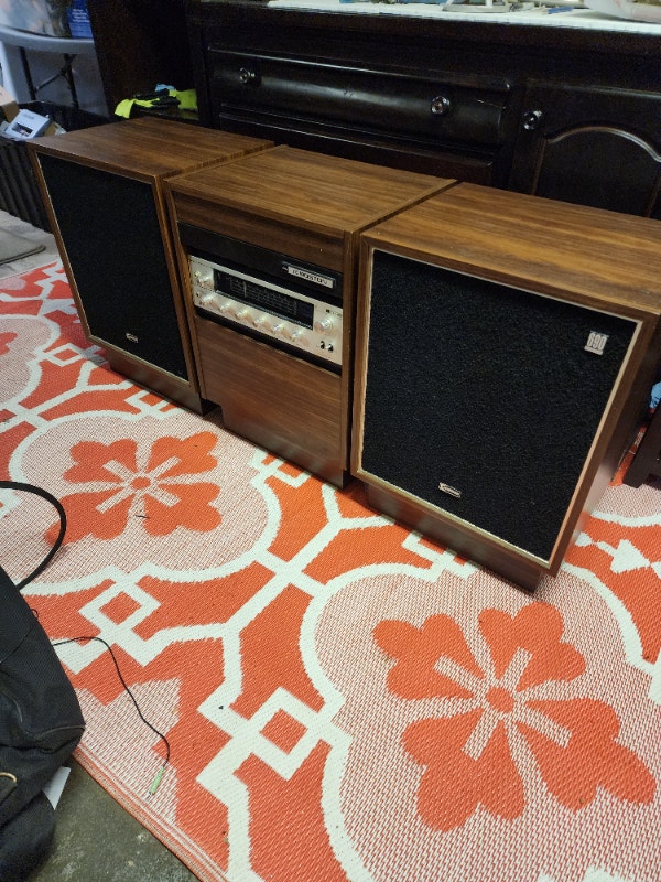Vintage Toshiba Stereo, Record Player, AMP, Speakers