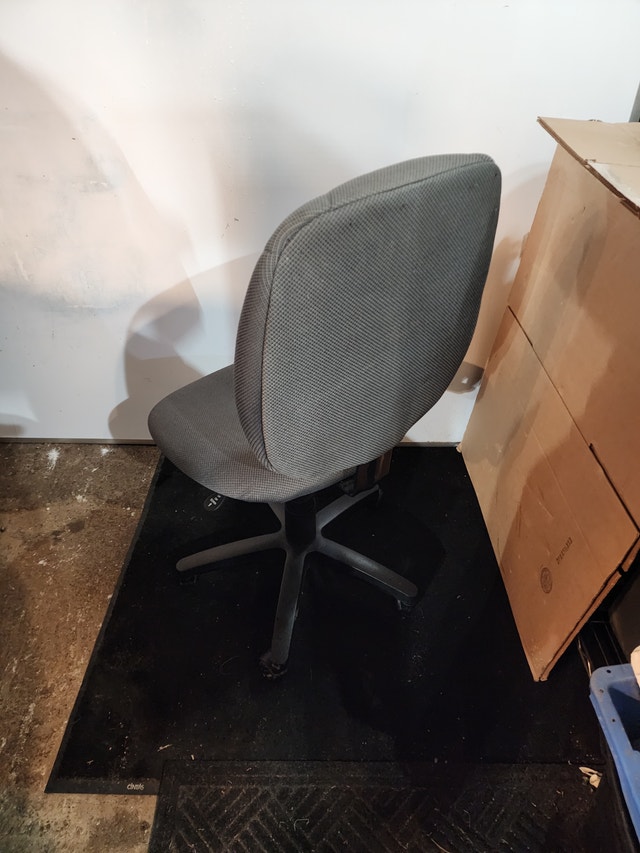 Gray Office Chair - No Arm Rests - Rolling - photo 4