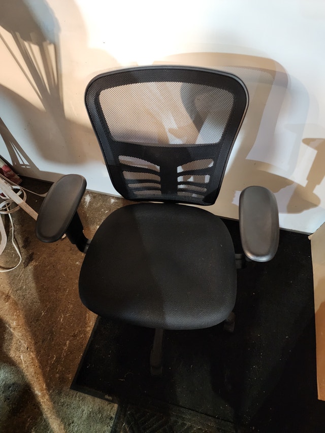 Black cloth office chair cooling reclining back rolling tilt - photo 3
