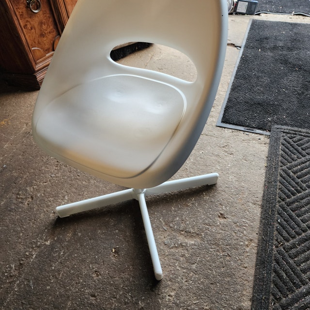 White Bucket Seat Chair - Adjustable Height - photo 3