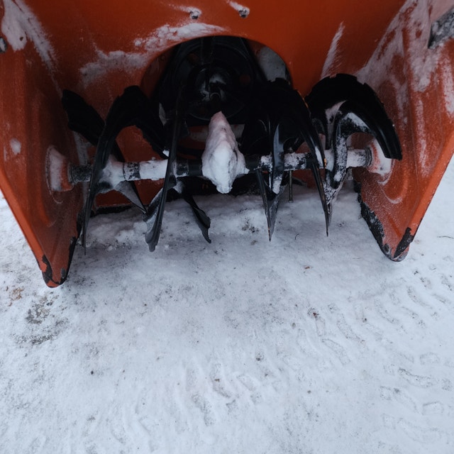 Columbia 24'' Gas Snow Blower - Dual Stage - photo 2