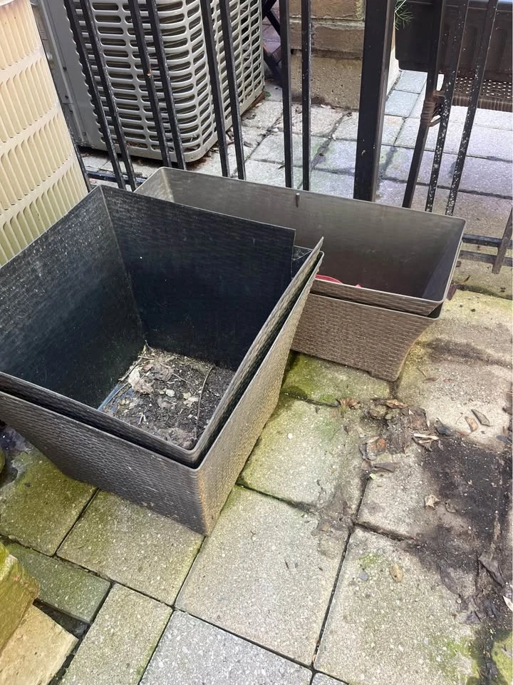 4 Dark Plastic Planters - photo 2