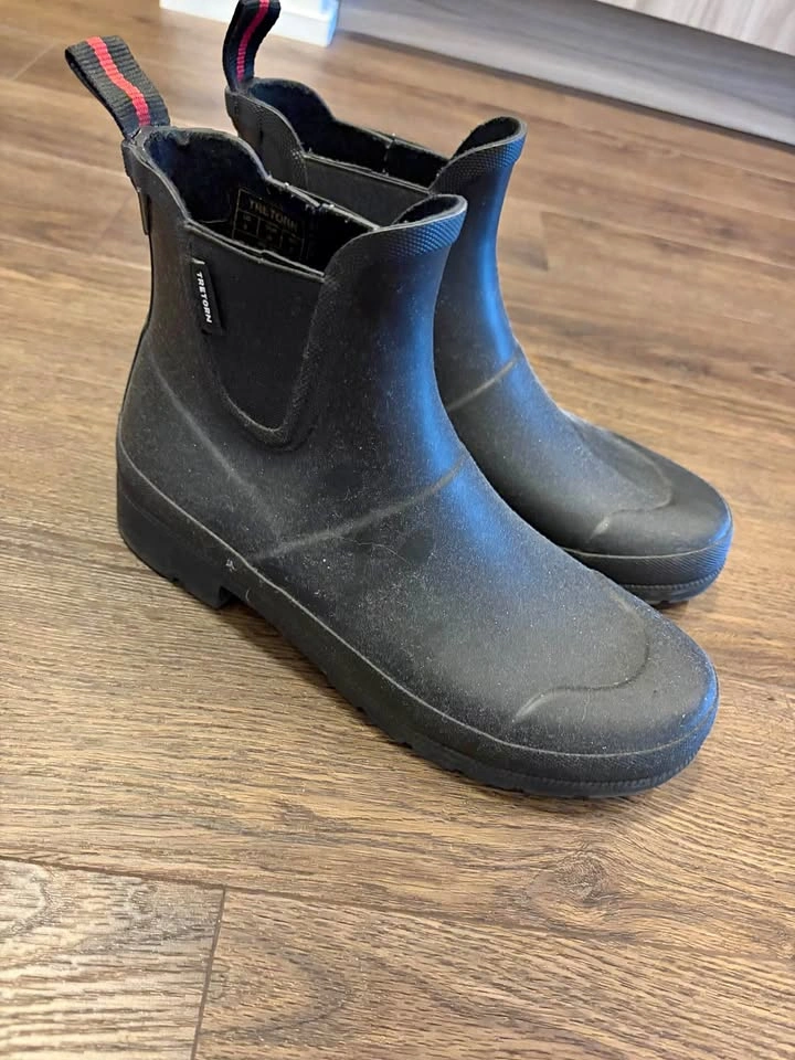 Women's Tretorn Rain Boots Size 8