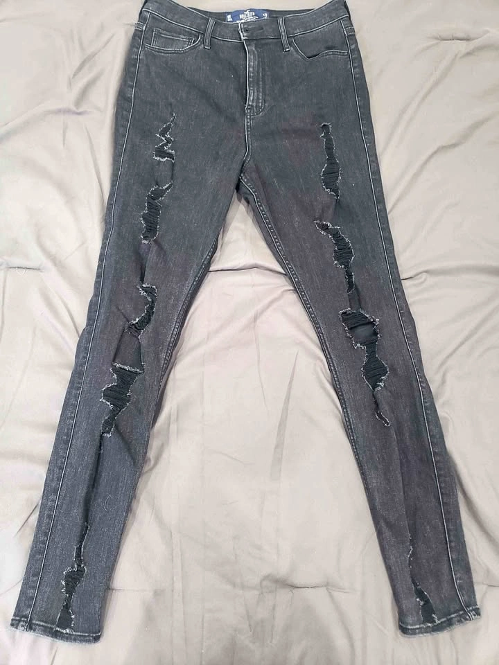 Hollister Ultra High-Rise Super Skinny Ripped Black Jeans W29 L2