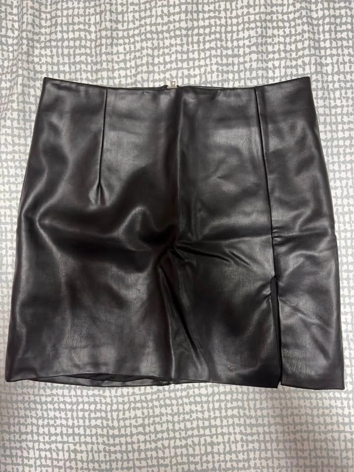 Black skirt with slit - photo 2