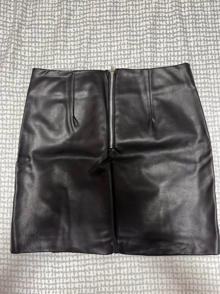 Black skirt with slit - photo 3