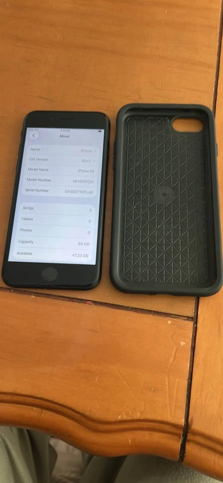 Apple iPhone SE 64GB - Good Condition w/ Case - photo 2