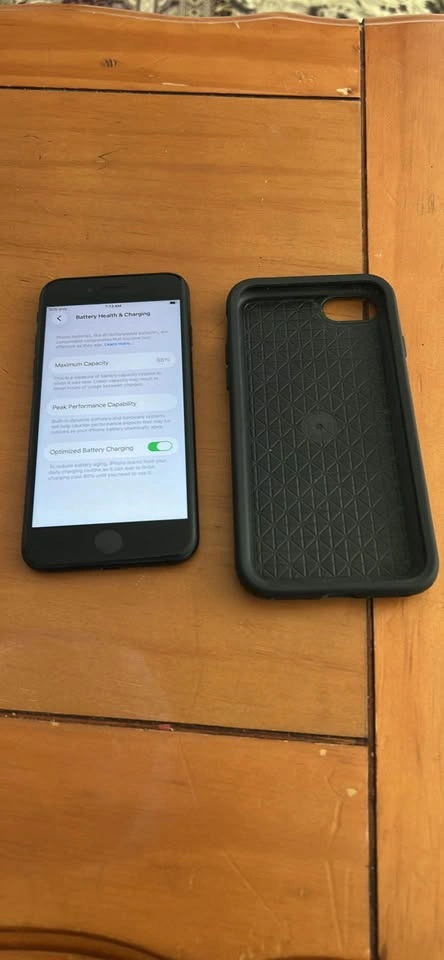 Apple iPhone SE 64GB - Good Condition w/ Case - photo 4