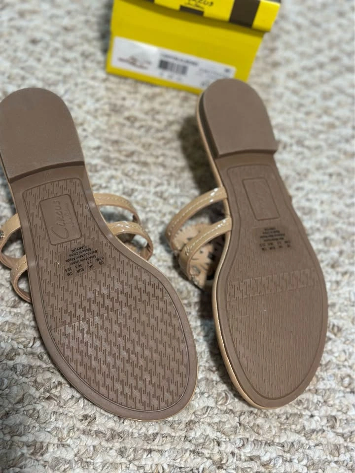 Circus by Sam Edelman Tan Patent Medallion Thong Sandals - photo 4