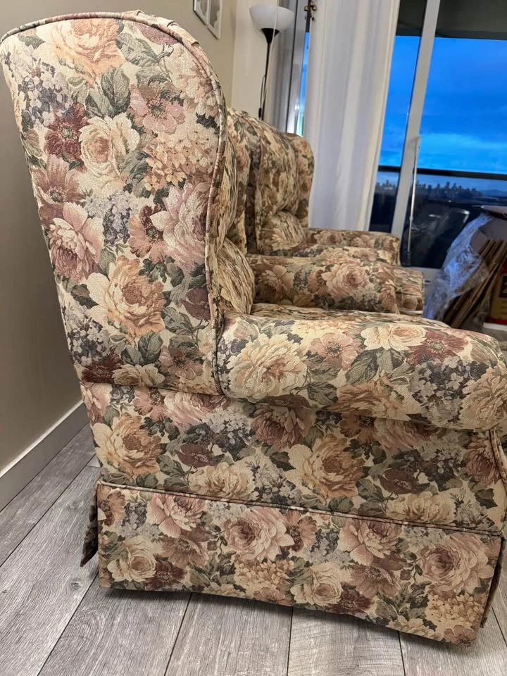 Matching pair of wingback chairs - photo 2