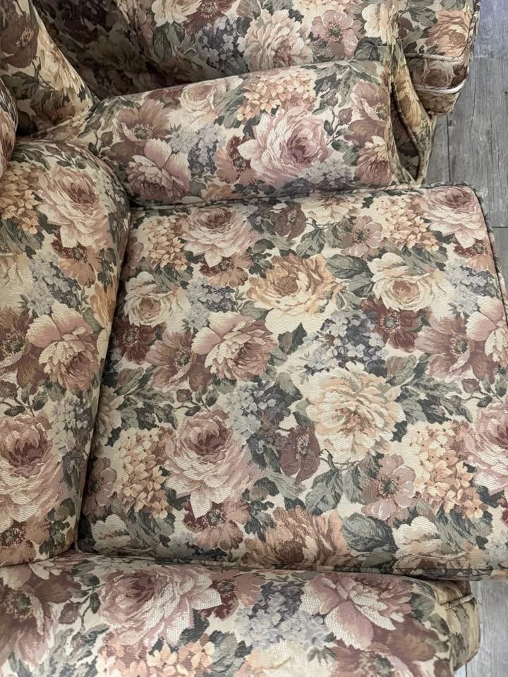 Matching pair of wingback chairs - photo 3