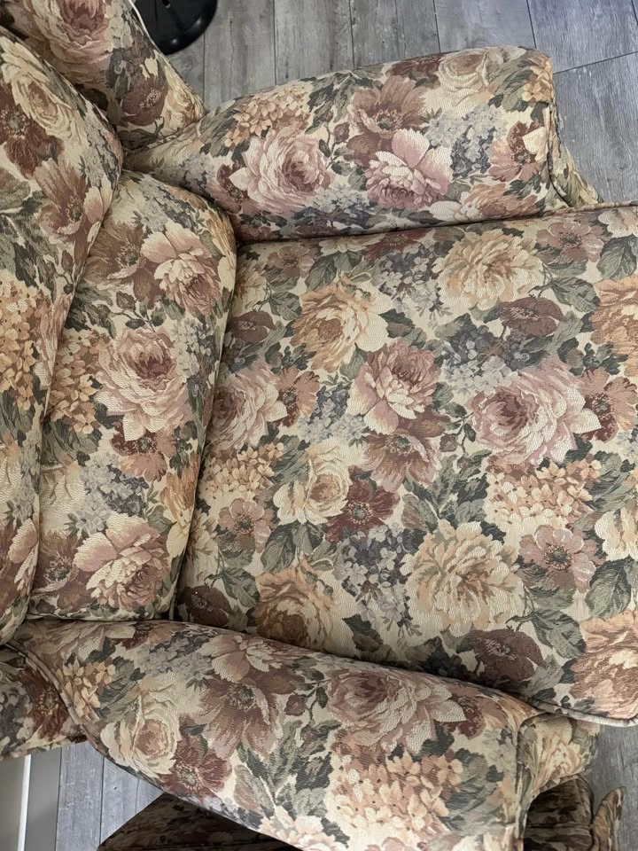 Matching pair of wingback chairs - photo 4