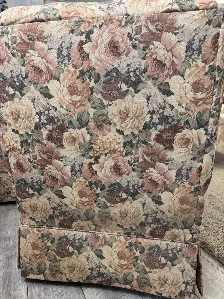 Matching pair of wingback chairs - photo 5