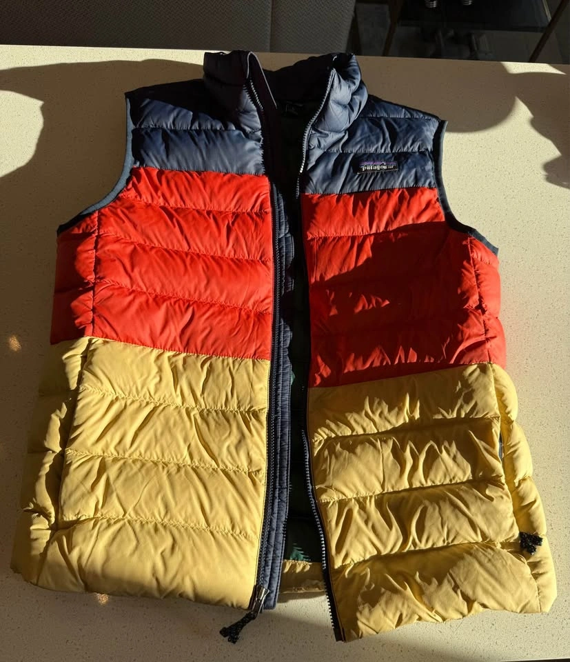 Patagonia Kids Down Vest Brand New - photo 3