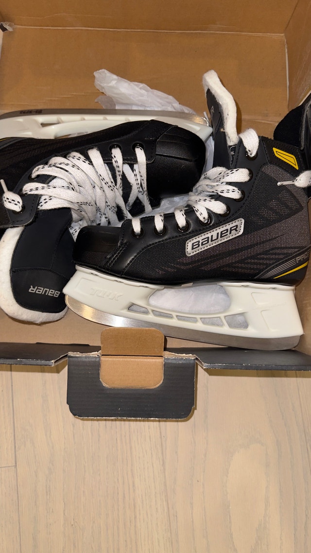 Bauer Supreme Skates - Size 4