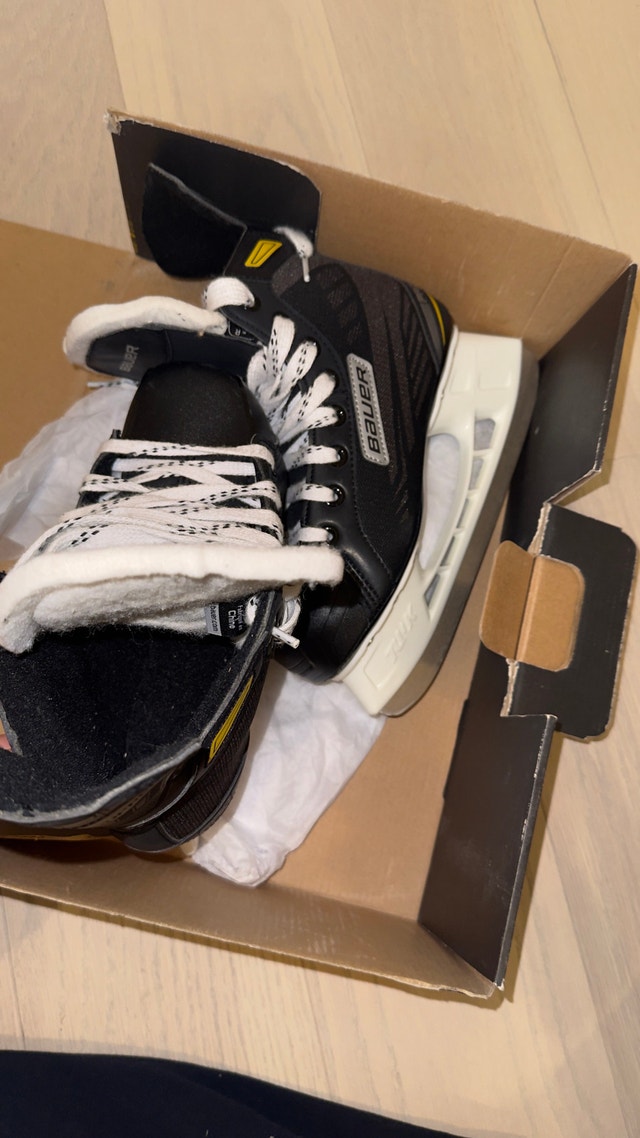 Bauer Supreme Skates - Size 4 - photo 4