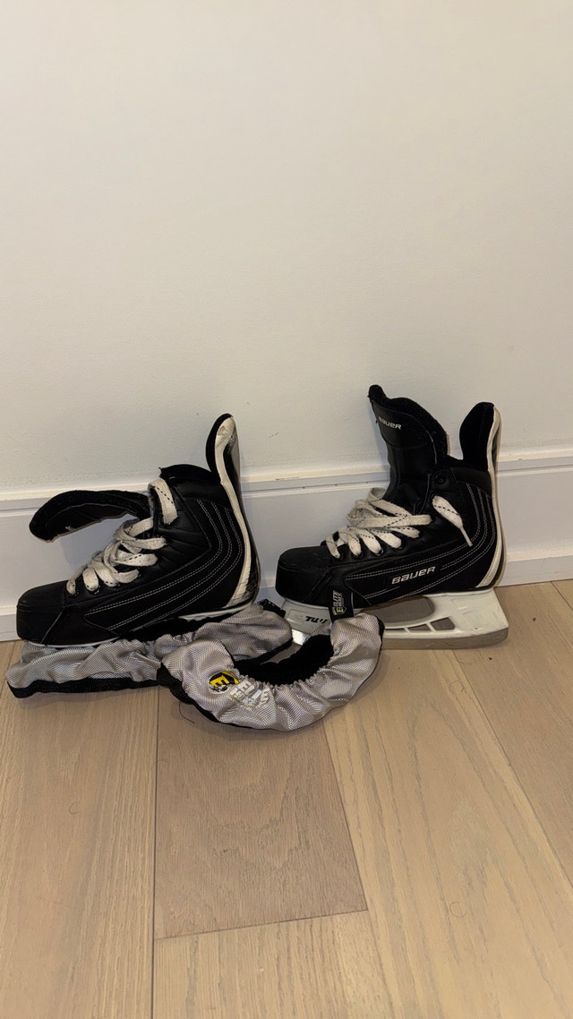 Kid’s hockey skates with skate guards