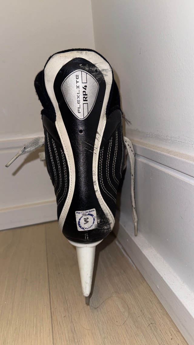 Kid’s hockey skates with skate guards - photo 2