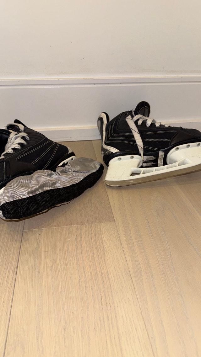 Kid’s hockey skates with skate guards - photo 3