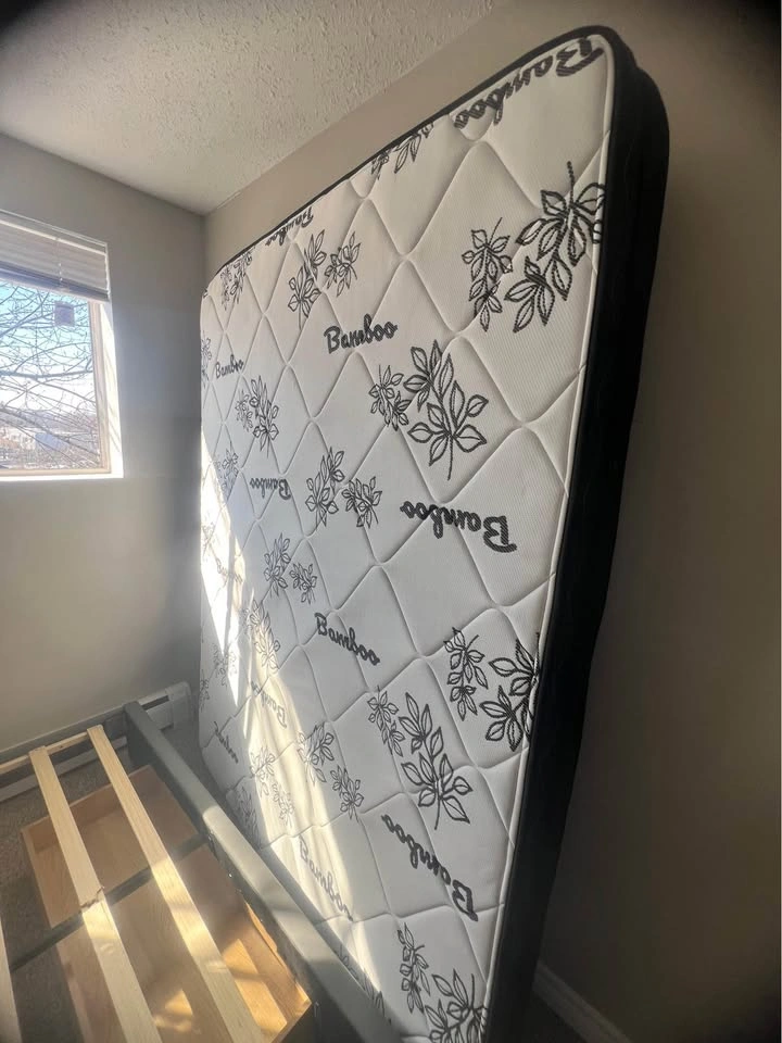 Queen bed with mattress - photo 2