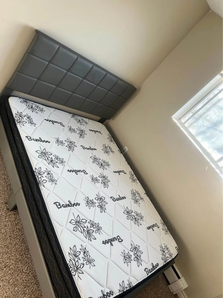 Queen bed with mattress - photo 4