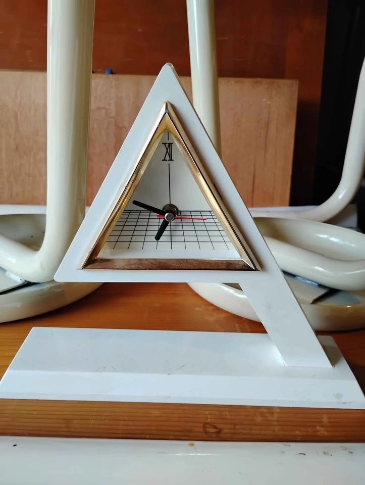 Vintage Memphis Style Triangular Desk Clock - photo 2