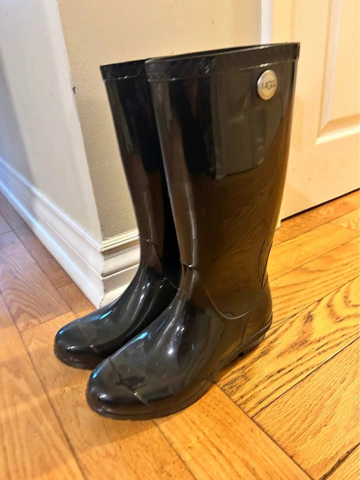 UGG Black High-Gloss Rain Boots size 8- 8.5