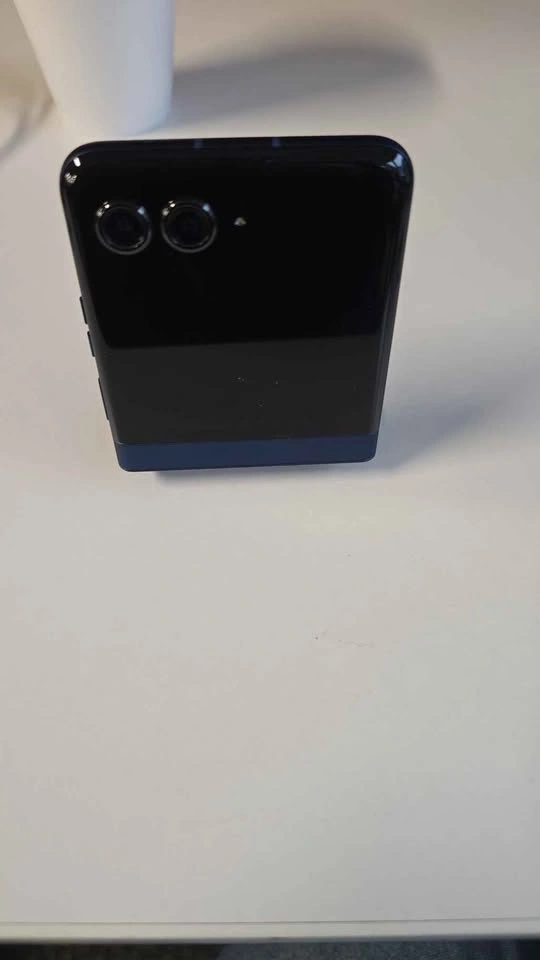 Moto Razr 2025 - UNLOCKED! - photo 3