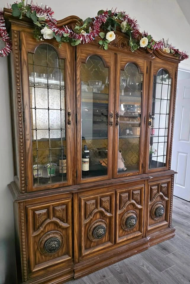 Large Solid Wood Traditional Hutch / China Cabinet