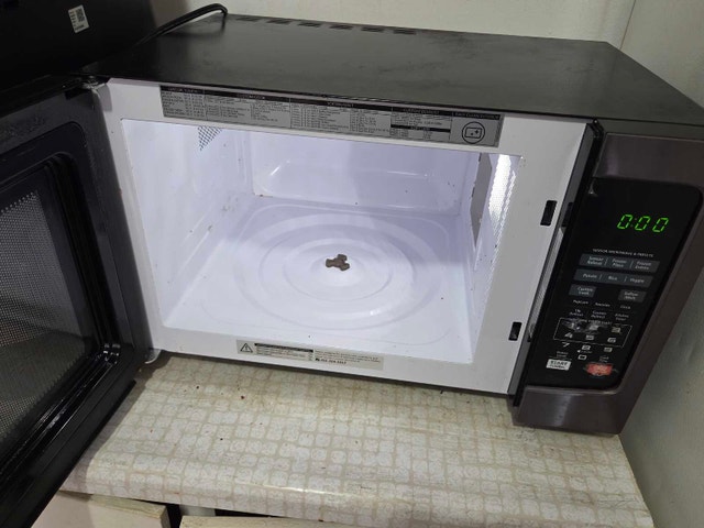 Toshiba Microwave - photo 2