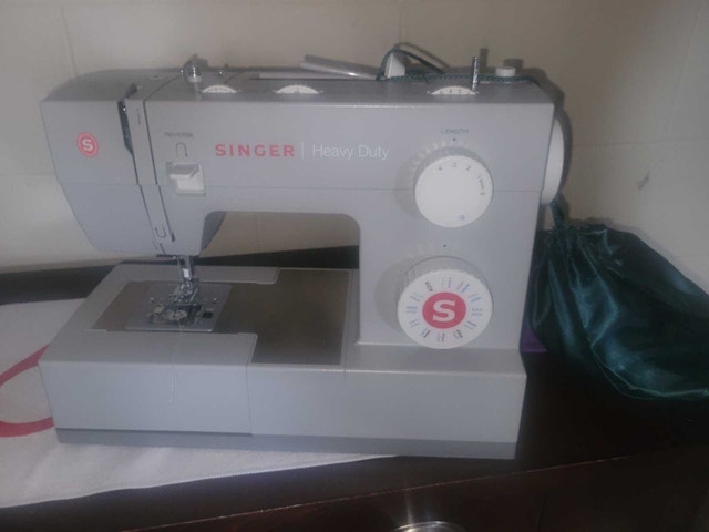 Singer Heavy Duty 725 Sewing Machine